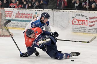 Eishockey-Derby im Erzgebirge: rassige Zweikämpfe, Musik in der Luft und Muskelspiele der Gäste - Florian Heinz (vorn) und die Schönheider Wölfe mussten sich gegen die Chemnitz Crashers voll ins Zeug legen. Doch am Ende siegten sie verdient mit 3:1.