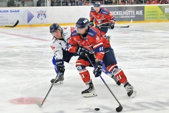 Eishockey-Derby im Erzgebirge: Wölfe empfangen ihren Erzrivalen – und der begibt sich in Lauerstellung - Wölfe-Torjäger Tomas Rubes (r.) und sein Team empfangen am Sonnabend Chemnitz.