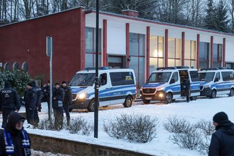 Eishockey-Derby zwischen Crimmitschau und Dresden: So fällt die Bilanz der Polizei aus - Die Polizei war am Sonntag mit einem großen Aufgebot rund um das Kunsteisstadion im Sahnpark im Einsatz.