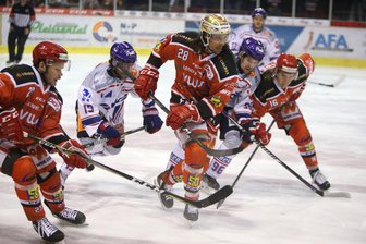 Eishockey: Eispiraten gewinnen gegen Ravensburg - Patrick Pohl (Mitte) jagt dem Puck hinterher, die Gegner dicht auf den Fersen.