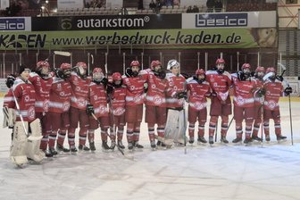 Eishockey: ETC-Nachwuchs macht Derbysieg gegen Weißwasser mit zwei späten Toren klar - Ganz wie die Profis der Eispiraten Crimmitschau stellte sich das U-17-Team des ETC am Samstag nach dem Sieg gegen Weißwasser vor der Heinekurve auf, um sich für die Unterstützung der Fans zu bedanken.