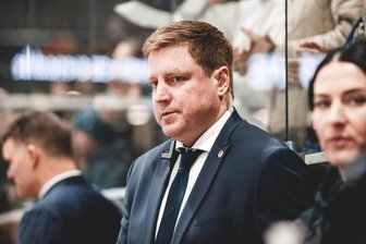 Eishockey: Ex-Crimmitschauer steht bei der Weltmeisterschaft hinter der Bande - Sebastian Jones gehört seit vergangenem Jahr zum Trainerstab im Frauenbereich des Deutschen Eishockey-Bundes. Dafür empfahl er sich auch mit seiner Arbeit beim ETC Crimmitschau.