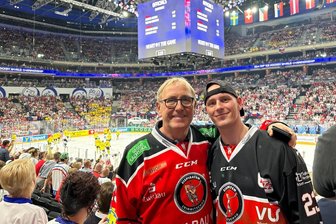 Eishockey: Ex-Eispirat Willy Rudert überrascht mit nahtlosem Comeback - Von Vater Stefan (links) hat Willy Rudert nicht nur die Begeisterung für das Eishockey geerbt. Auch dessen Engagement als Unternehmer, der in dritter Generation aus der Familienfirma einen mittelständischen Betrieb formte, hat auf den Sohn abgefärbt. So ist es das Ziel des 22-Jährigen, in Zukunft die Geschicke vom Vater zu übernehmen.