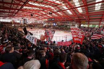 Eishockey-Freude oder Eishockey-Frust: Was ein rappelvolles Sahnpark-Stadion in Crimmitschau für die Fans bedeutet - Blick in das Kunsteisstadion im Sahnpark in Crimmitschau: Hier werden am Freitag erstmals nach fünf Jahren wieder mehr als 4000 Zuschauer erwartet.