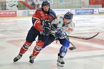 Eishockey-Halbfinale im Erzgebirge: Erster Akt sieht klaren Sieger – und dann wird es richtig eng - Playoff-Härte im Halbfinale: Auch Schönheides Stefan April (links) und der Chemnitzer Michael Stiegler gerieten aneinander.