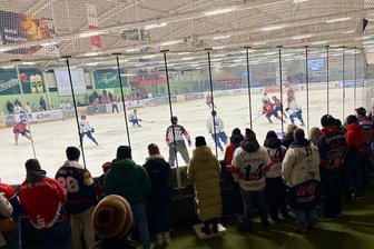 Eishockey im Erzgebirge: Kleines Derby lockt nach Schönheide - Nicht das Regionalligateam, aber die 1b-Mannschaft der Schönheider Wölfe freut sich am Sonntag über viele Zuschauer.