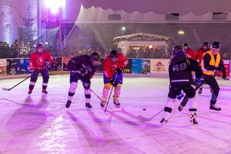 Eishockey im Schlosshof: Freiberger Puckjäger freuen sich auf heiße Duelle - Einer der Höhepunkte: Das Freiberger Stadtderby zwischen den EHF Pirates (rote Trikots) und dem Brutal Gartenteam, hier beim letztjährigen Aufeinandertreffen, findet bereits zum 13. Mal statt.