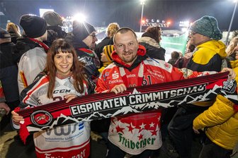 Eishockey in Klingenthal: Eingefleischte Fans buchen gleich einen Kurzurlaub im Vogtland - Melanie und Robert Lange waren bei allen drei Eishockey-Partien in der Vogtland-Arena. Sie haben gleich einen Kurzurlaub im Vogtland verbracht.