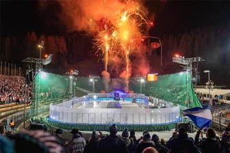 Eishockey in Klingenthal: Fans müssen fast zwei Stunden im Regen auf Shuttlebusse warten - Vor und nach der Partie gab es in der Vogtland-Arena ein Feuerwerk.