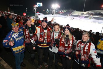 Eine Stunde vor Spielbeginn ist die Stimmung bei den Fans blendend.