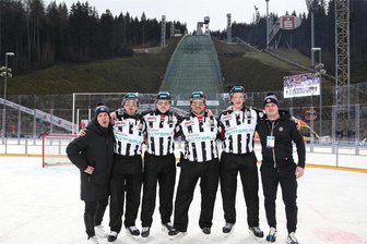 Eishockey in Klingenthal: Warum ein Einsatz beim Winter-Game für Marcus Höfer eine einmalige Sache bleibt - Das Team der Referees am Sonntag: Marcus Höfer (2. von links) aus Crimmitschau war in der Vogtland-Arena im Einsatz.