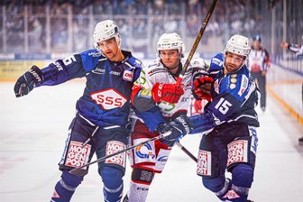 Eishockey in Klingenthal: Was die Fans zu den drei Spielen beim Hockey Outdoor Triple wissen müssen - Sie treffen am Freitag in Klingenthal aufeinander: Die Eispiraten Crimmitschau um Verteidiger Max Balinson (Mitte) und die Eislöwen Dresden. Foto: Tommy Valdivia Castro