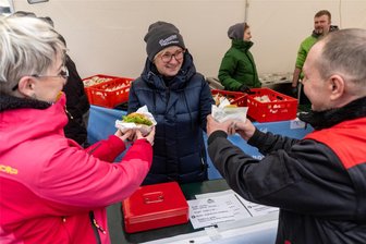 Eishockey in Klingenthal: Wie Tausende Fans mit Essen und Trinken versorgt werden - Andrea Gregosz vom Brauerei Gutshof Wernesgrün verkauft Schnitzelbrötchen an die Eishockey-Fans.
