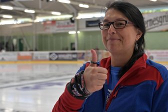 Eishockey in Schönheide: Erstmals führt eine Wölfin das Rudel an - Daumen hoch für die Frau an der Spitze des Rudels: Susann Morgner ist neue Vorsitzende der Schönheider Wölfe.