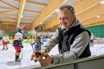 Eishockey in Seiffen: Neuer Räuchermann krönt Jubiläum der Icecrackers - Den in Blau gekleideten Eishockey-Räuchermann, den Mario Tischendorf erhielt, wird es als Sonderedition auch in den schwarz-gelben Trikots der Icecrackers geben.