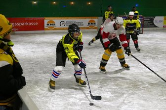 Eishockey-Jubiläum im Erzgebirge geht in die Verlängerung - Auf spektakuläre Aktionen der Icecrackers können sich die Fans noch öfter freuen.