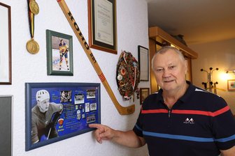 Eishockey-Legende feiert 75. Geburtstag: Warum Rolf Bielas seinen eigenen Polterabend verpasst hat - Im Flur der Wohnung von Rolf Bielas in Crimmitschau befindet sich eine Wand mit Eishockey-Erinnerungsstücken.