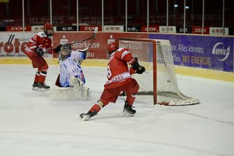 Eishockey: Nachwuchs des ETC Crimmitschau bleibt erstklassig - Kevin Zuk (Nummer 8) erzielte am Samstag im Heimderby gegen den ESV Chemnitz neben diesem Treffer zwei weitere beim 8:2-Sieg.