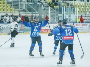 Eishockey-Nachwuchs mischt in höchsten deutschen Ligen mit - Malte Barthold (links) und seine Teamkollegen der U 17 des ESV Chemnitz hatten am Wochenende viel Grund zum Jubeln. Sie bezwangen in der 2. Bundesliga den Hamburger SV deutlich mit 11:3. Mit drei Siegen aus vier Spielen ist die Mannschaft sehr gut in die Saison gestartet. 