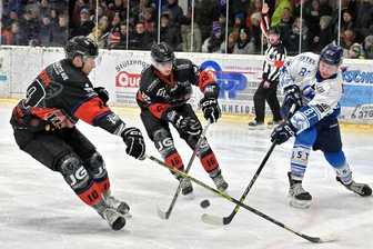 Eishockey-Regionalliga Ost: Brisantes Gipfeltreffen steigt am Sonntag bei den Wölfen im Erzgebirge - Gegen die Chemnitz Crashers feierten die Wölfe um Kevin Piehler (l.) und Jan Meixner zuletzt einen Derbysieg vor heimischer Kulisse. Am Sonntag geht es in Schönheide gegen den dicksten Fisch der Liga.