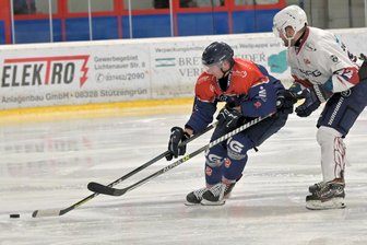 Eishockey-Regionalliga: Wölfe feiern Kantersieg über junge Eisbären - Moritz Gottsmann (links) erzielte das 3:0 für Schönheide zuhause gegen die Eisbären Juniors.