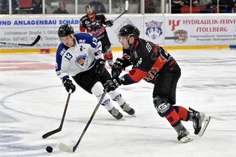 Eishockey-Regionalliga: Wölfe wirbeln Tornados durcheinander - Schönheides Kamil Hajsman (rechts), hier gegen Dresden, traf in Niesky zweimal in Schwarze.