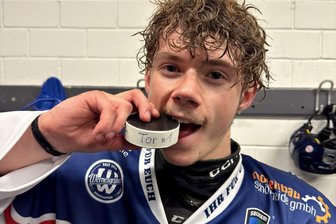 Eishockey: Schönheider Wölfe lassen Jungfüchsen keine Chance - Max Rühle durfte sich beim Kantersieg der Schönheider Wölfe bei den Jungfüchsen Weißwasser über seinen ersten Treffer im Herrenbereich freuen.