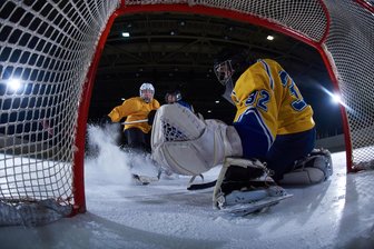Eishockey: Schönheider Wölfe müssen lange auf ihren Keeper verzichten - Die Schönheider Wölfe haben den 5:4-Sieg in Lauterbach teuer bezahlt.