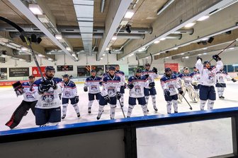 Eishockey: Schönheider Wölfe schließen Hauptrunde mit Auswärtssieg ab - Nach dem 8:2-Sieg jubelten die Wölfe mit ihren rund 50 mitgereisten Fans.