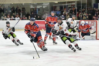 Eishockey: Schönheider Wölfe sichern Platz 1 in der Regionalliga Ost - Kenneth Hirsch (Mitte) war mit den Schönheider Wölfen wieder einmal nicht zu schlagen.