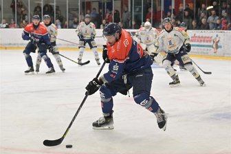 Eishockey: Schönheider Wölfe wollen gegen junge Berliner nachlegen - Tomas Rubes und die Schönheider Wölfe haben es im ersten Heimspiel krachen lassen. Nach den Tornados Niesky gastieren nun die Eisbären Juniors im Wolfsbau.