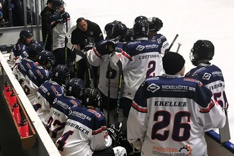 Eishockey: Schönheider zu Gast beim Schlusslicht - Wölfe-Coach Sven Schröder (2. v. l.) wird seiner Mannschaft eingeimpft haben, keinen Gegner zu unterschätzen. Auch nicht das Schlusslicht aus Weißwasser. Foto: Anna Löschner/Schönheider Wölfe