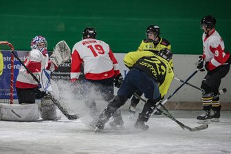 Eishockey-Spektakel im Erzgebirge lockt weit gereiste Groundhopper an - Die in Schwarz-Gelb gekleideten Icecrackers sorgten vor dem Tor der Gäste aus Litvinov immer wieder für Gefahr.