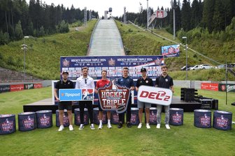 Eishockey-Spektakel in der Vogtland Arena: Die ersten 10.000 Karten sind weg - Spieler aller sechs beteiligten Clubs haben in dieser Woche für die Freilfuft-Eishockeyspiele im Februar 2024 in Klingenthal geworben. Foto: Christian Schubert