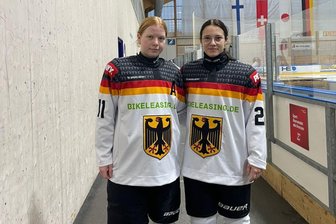 Eishockey: Talent des ETC Crimmitschau kämpft bei der U-18-Weltmeisterschaft um nächste internationale Medaille - In der WM-Vorbereitung gehörte mit Zoe Klein (rechts) sogar eine zweite ETC-Spielerin zur deutschen U-18-Auswahl. Den Sprung in den endgültigen Kader schaffte aber nur Mathilda Heine (links).