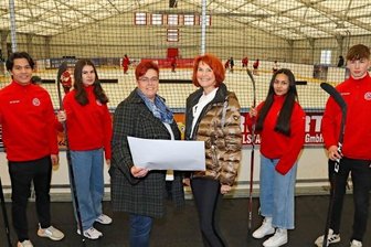Eishockey-Talente machen auf sich aufmerksam - Kathrin Kern (3. v. r.) von der Sparkasse Zwickau übergab ETC-Schatzmeisterin Peggy Meißner einen Spendenscheck. Mit dabei die Talente Eden Hofverberg, Leni Schmidt, Chanel Hofverberg und Lars Hamori (v. l.).