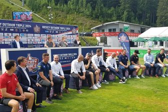 Eishockey-Teams spielen in der Vogtland Arena: Wie teuer ist das Spektakel im Februar 2024 in Klingenthal? - Spieler und Vertreter der Teams, die an den Eishockeyspielen im Februar in Klingenthal teilnehmen werden.