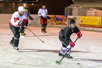 Eishockey-Turnier soll neue Ära der Seiffener Icecrackers einläuten - Auf der Seiffener Eisfläche geht es diesen Freitagabend wieder rund.