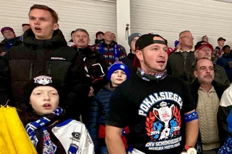 Eishockey: Ungleiches Duell endet mit klarem Sieg für Schönheider Wölfe - Torjubel in Dauerschleife: Beim 15:1 der Schönheider Wölfe gegen die Adler aus Berlin kamen die Fans der Erzgebirger aus dem Feiern kaum heraus. Dabei gingen auch die Gastgeber arg dezimiert aufs Eis.