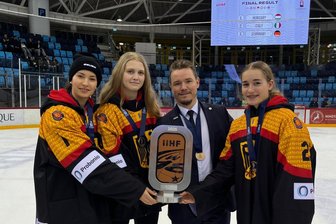 Eishockey: Was bei einem Crimmitschauer bei seiner WM-Premiere für viel Gänsehaut sorgte - Als Torwarttrainer hatte Sebastian Modes bei der U-18-WM auch die Verantwortung für Milana Lutz, Tara Bach und Hannah Loist (von links), die als Torhüterinnen-Trio zum deutschen Kader gehörten.