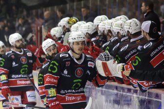 Eishockey: Wem ein Eispiraten-Profi beim WM-Viertelfinale ganz besonders die Daumen drückt - Mit den Eispiraten Crimmitschau feierte Thomas Reichel die erfolgreichste Saison in der Klubgeschichte der Westsachsen. Aktuell drückt der 25-Jährige der deutschen Eishockey-Nationalmannschaft bei der WM die Daumen – und ganz besonders seinem jüngeren Bruder Lukas, der in Tschechien zum Kader gehört und sonst in der NHL aufläuft.