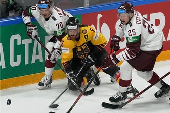 Eishockey-WM: "Das deutsche Team kann stolz sein" - Korbinian Holzer (M.), der zum Abschluss der WM in das Allstar-Team gewählt wurde, versucht sich in dieser Szene gegen Lettlands Miks Indrasis und Andris Dzerins durchzusetzen. Foto: Roman Koksarov/dpa