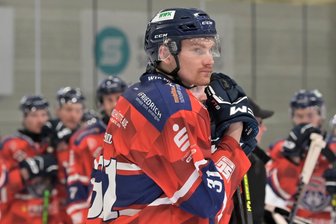 Eishockey-Wölfe aus dem Erzgebirge geben ihre Trikots her - Nachdenklich: Auch Schönheides Yannek Seidel schmerzt der verlorene Kampf um den Titel sehr.