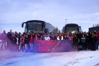 Eishockey-Wölfe aus dem Erzgebirge holen Stürmer zurück – so lief sein Comeback - Die Unterstützung zahlte sich aus: Zwei Wölfe-Fanbusse rollten nach Lauterbach.