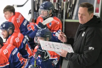 Eishockey-Wölfe aus dem Erzgebirge legen Saisonplan und Preise fest: Wieviel kostet ein Stadionbesuch? - Wölfe-Coach Sven Schröder hat die Saisonvorbereitung in Sack und Tüten.