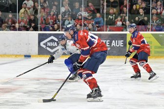 Eishockey-Wölfe aus dem Erzgebirge lösen Finalticket – und einer gibt seinen Abschied bekannt - Schönheides Yannek Seidel steuerte zum 3:2 einen Treffer bei.