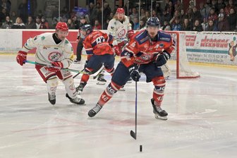 Eishockey-Wölfe aus dem Erzgebirge mit Dämpfer zum Finalauftakt – „Kein gutes Händchen gehabt“ - Der Schönheider Florian Heinz konnte gegen FASS Berlin zwischenzeitlich verkürzen.