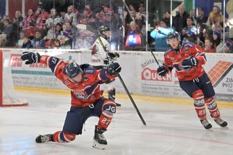 Eishockey-Wölfe aus dem Erzgebirge mit Sieg zum Heimauftakt – warum der Trainer trotzdem Kritik übt - Verdienter Jubel: Zwei Tore steuerte der Schönheider David Novotny (l.) zum Heimsieg bei.