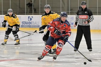 Eishockey-Wölfe aus dem Erzgebirge nehmen Tornado den Schwung - Auch der Schönheider Lukas Lenk (vorn), hier im Testspiel zuhause gegen Bayreuth, trug sich zum Saisonstart in Niesky in die Torschützenliste ein.