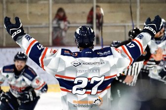 Eishockey-Wölfe aus dem Erzgebirge: So lief das Duell der Duelle an der Spree - David Novotny reißt die Arme nach oben: Die Wölfe haben das Spitzenspiel in Berlin gewonnen.